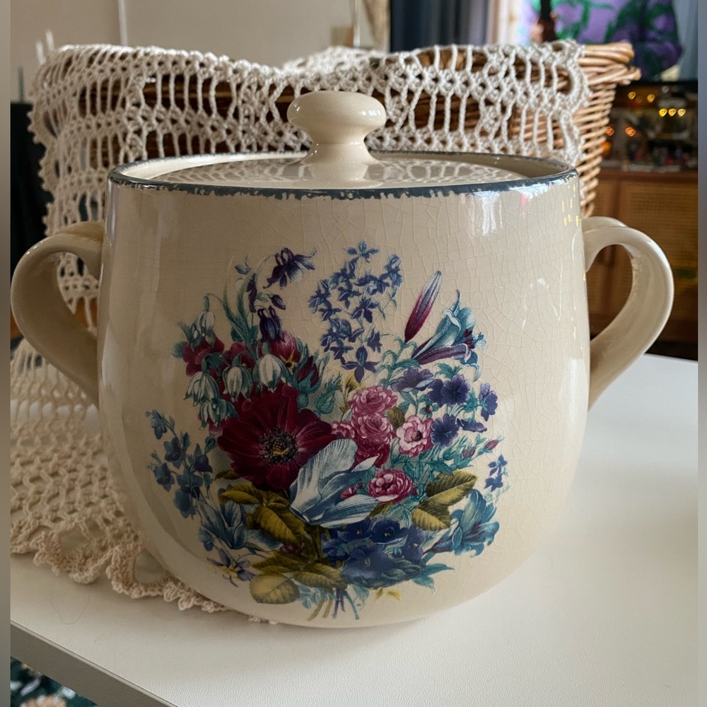 Vintage Floral Home and Garden Party Bean Pot or Cookie Jar Canister